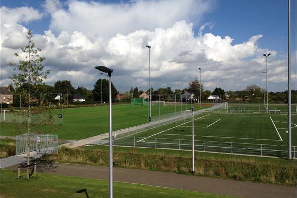 Aanleg sportpark met 3 kunstgras en 2 natuurgras voetbalvelden, atletiekpiste in PU en omgevingswerken - Sportinfrabouw NV